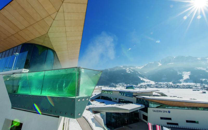 Tauern SPA Zell am See Blick auf den Skylinepool im Winter im Tauern SPA Zell am See