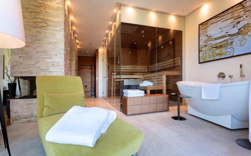 Spa Resort Geinberg Private Spa mit Ruheliegen Badewann und Sauna im Spa Resort Geinberg
