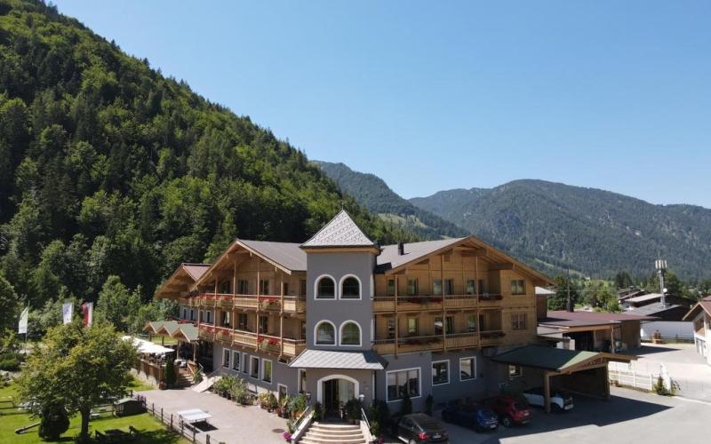 Landhotel Strasserwirt Aussenansicht des Landhotels Strasserwirt im Sommer