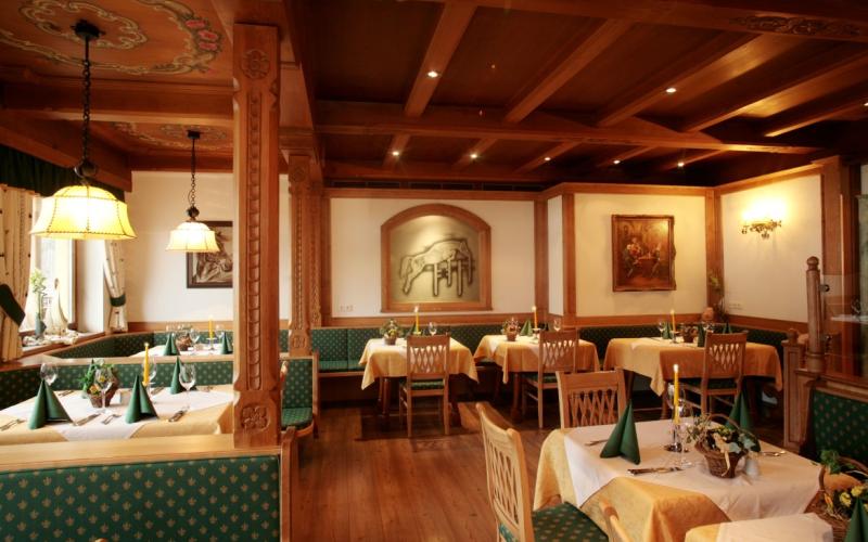 Landhotel Strasserwirt Blick in den Speisesaal im Landhausstil mit gedeckten Tischen im Landhotel Strasserwirt
