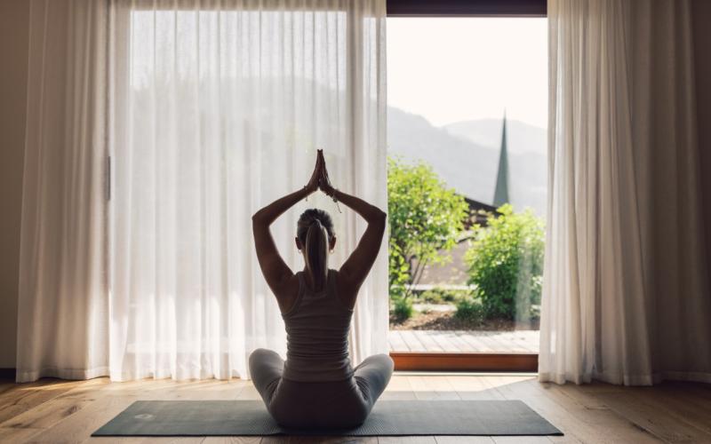 Dame beim Yoga mit Blick in die Berge
