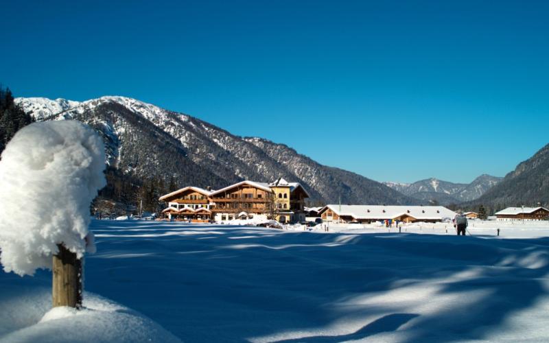 Landhotel Strasserwirt im Winter mit Sonnenschein