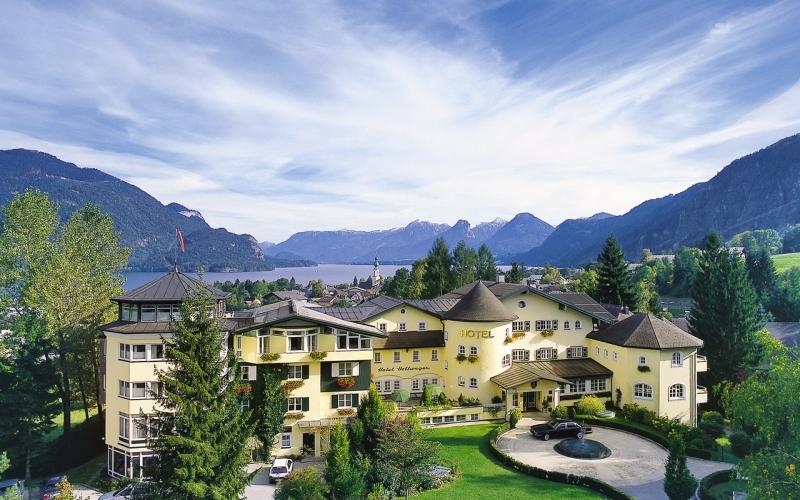 Aussenansicht des Hotels Hollweger mit Wolfgangsee und Bergen im Hintergrund