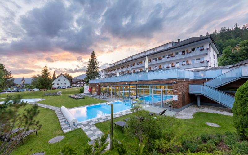 Aussenansicht mit Pools und Garten des Hotel-Restaurants Grimmingblick