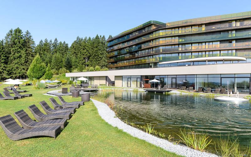 Aussenansicht des Hotels AVIVA mit Schwimmteich und Liegen