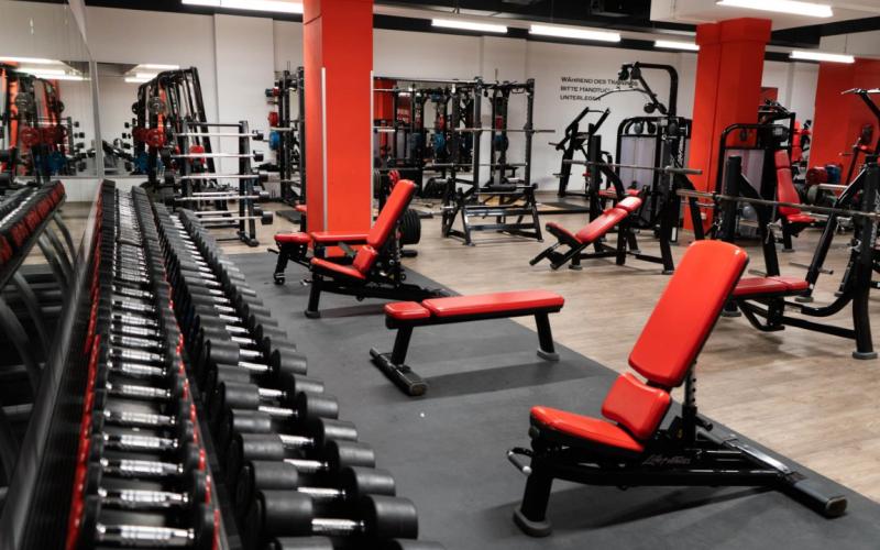 Freihantelbereich im Clever Fit Wien Neubau
