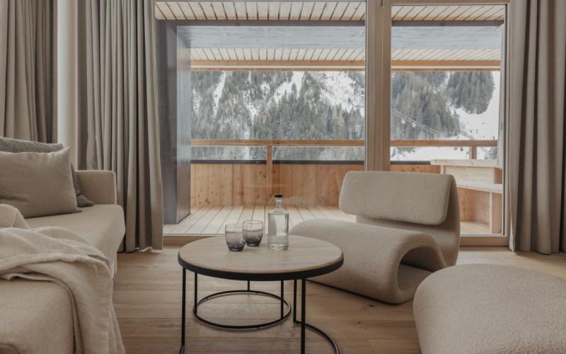 Blick aus einem neuen Zimmer in die Berge Hinterglemms