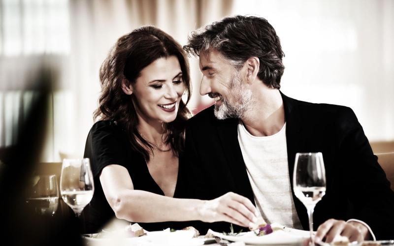 Ein Paar beim Abendessen im Reduce Hotel THERMAL