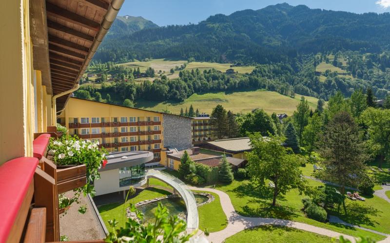 Blick aus einem Zimmer auf das Johannesbad Hotel Palace und den Garten