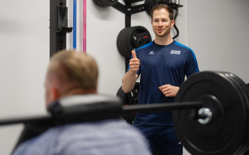 Fitness Dorner beim Coaching eines älteren Kunden
