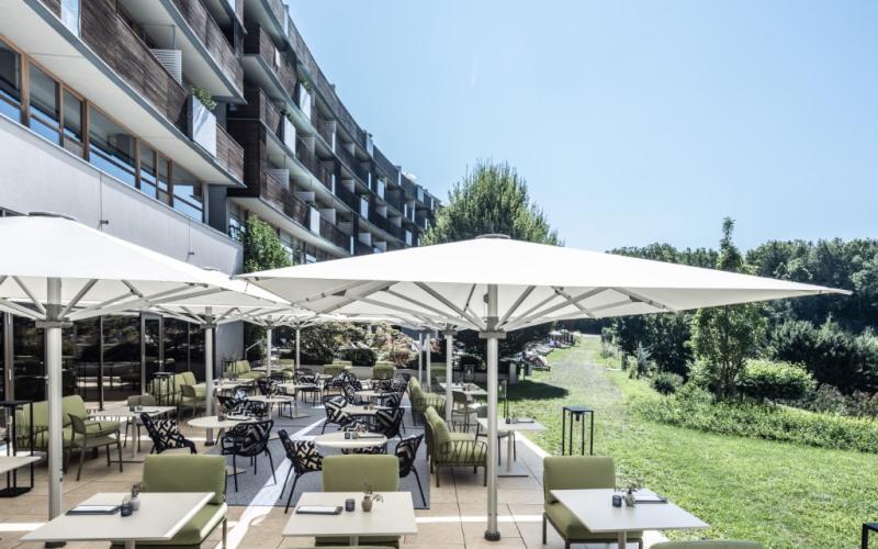 Blick auf die Terrasse des Falkensteiner Balance Resort Stegersbach