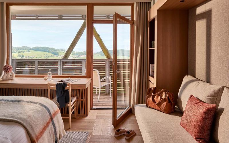 Blick auf den Balkon mit Aussicht eines Doppelzimmers im Falkensteiner Genuss und Wohlfühlhotel Mühlviertel