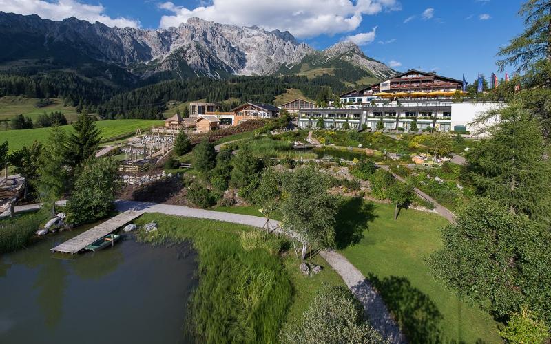 Aussenansicht des Hotels Übergossene Alm mit Schwimmteich