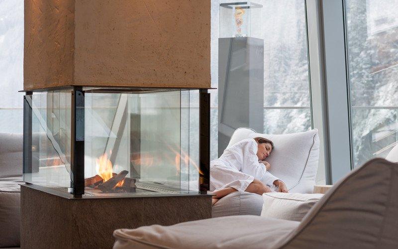 Spa mit Liegen und Glaskamin im AQUA DOME - Tirol Therme Längenfeld