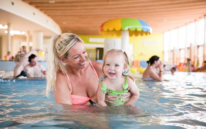 Ein Mädchen genießt das Baden im Hotel Sonnenpark