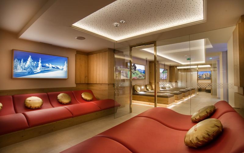 Ruheraum mit Entspannungsliegen im Wellnessbereich des Hotels Norica