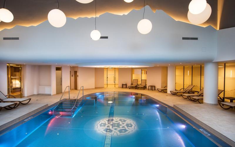 Innenpool mit Liegen im Hotel Norica