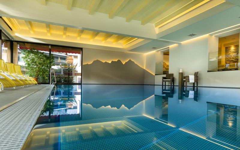 Innenpool des Hotels Alpina