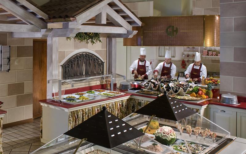 Buffet im Grand Hotel Terme und Spa mit Live-Küche und drei Köchen