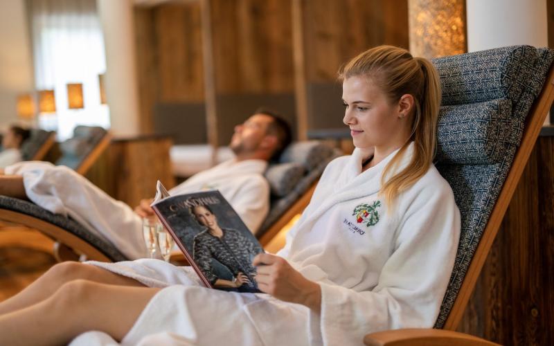 Gäste im Ruheraum des Hotels GUT Trattlerhof und Chalets