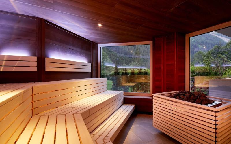 Sauna mit Panoramafenstern im Adler InnTyrol Mountain Resort