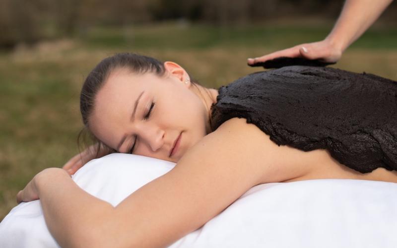 Dame genießt eine Moorpackung im Kurhotel Moorbad Bad Großpertholz