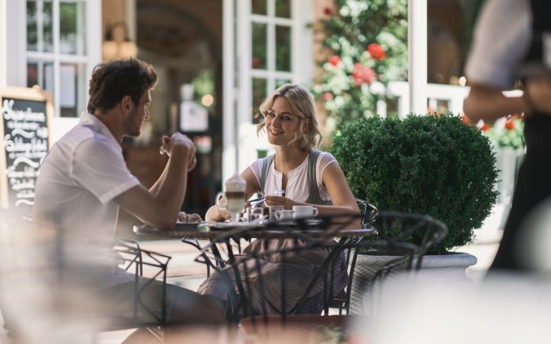 Zwei Gäste mit Kaffee auf der Aussenterrasse des EurothermenResort Bad Ischl Hotel Royal
