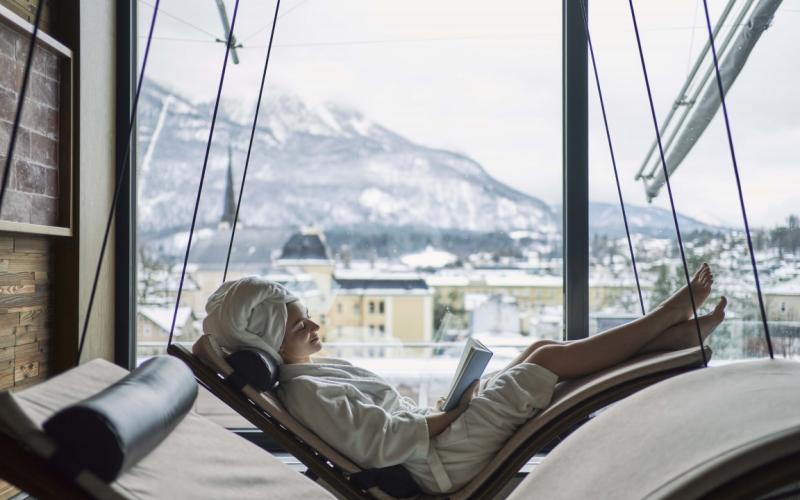 Eine Dame liegt in einer Schwebeliege im EurothermenResort Bad Ischl Hotel Royal