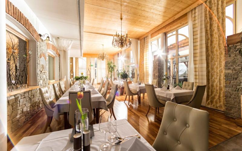 Restaurant mit Wintergarten im Garten-Hotel Ochensberger