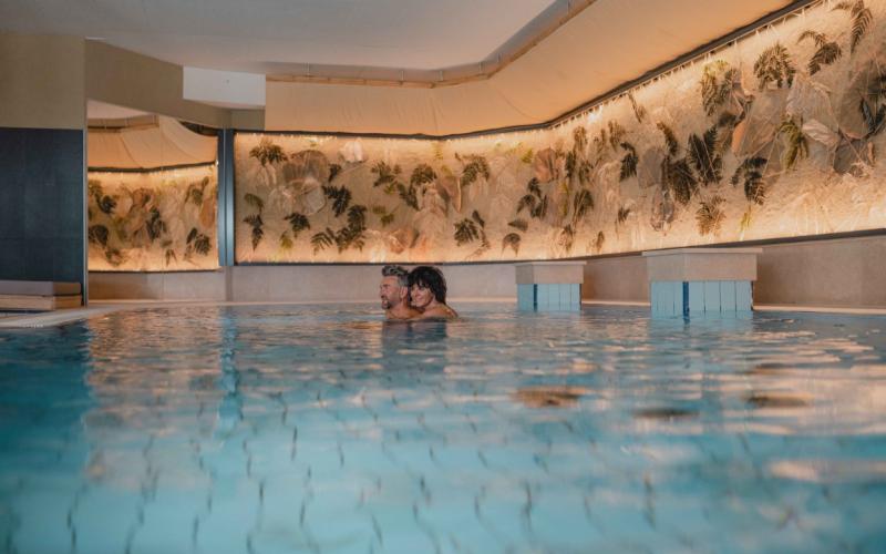 Schwimmbad im Garten-Hotel Ochensberger