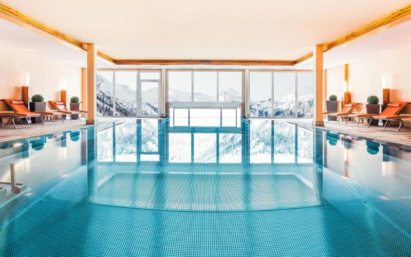 Blick auf den großen Innenpool im Hotel Klausnerhof