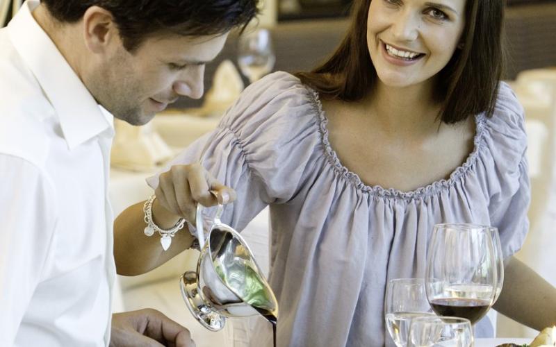 Ein Paar beim Dinner im Thermenhotel Stoiser