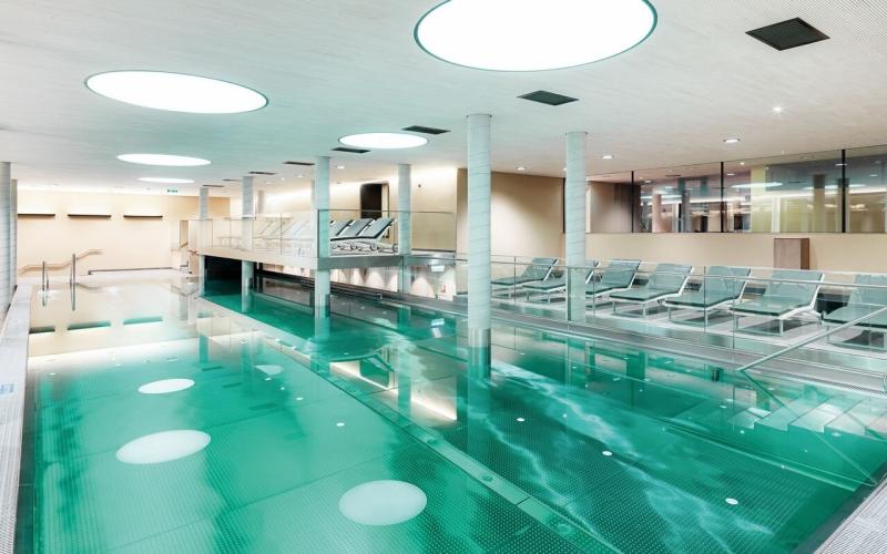 Innenpool mit Liegen im Gradonna Mountain Resort