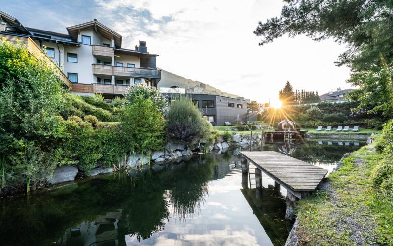 Aussenansicht mit Teich in der Dolomiten Residenz Sporthotel Sillian