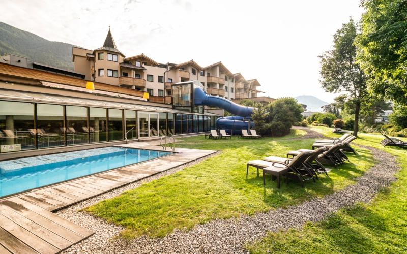 Aussenansicht mit Aussenpool und Liegewiese im Dolomiten Residenz Sporthotel Sillian