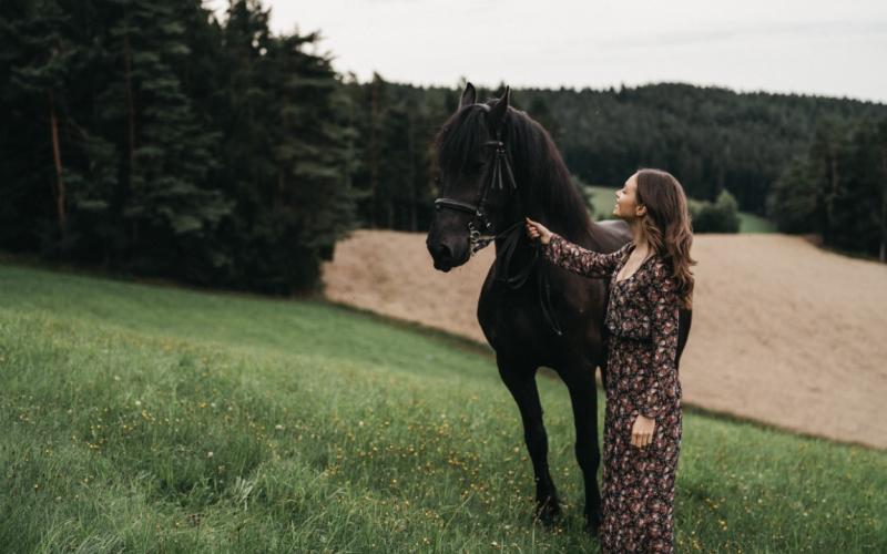 Eine Dame mit Pferd im Hotel Muhr