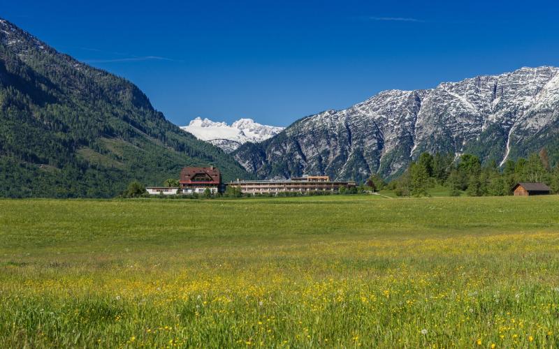 Blick auf das Hotel Die Wasnerin und die umgebenden Berge