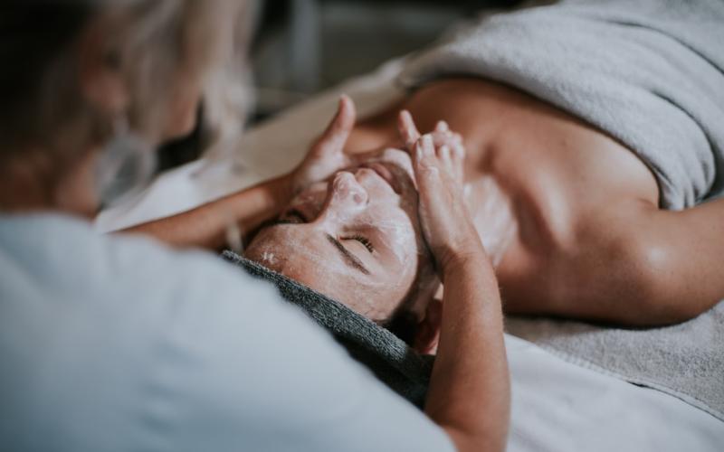 Eine Dame genießt eine Kosmetikbehandlung im Hotel Die Wasnerin