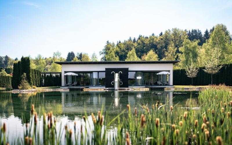Schwimmteich mit Pavillon im Spa Resort Geinberg