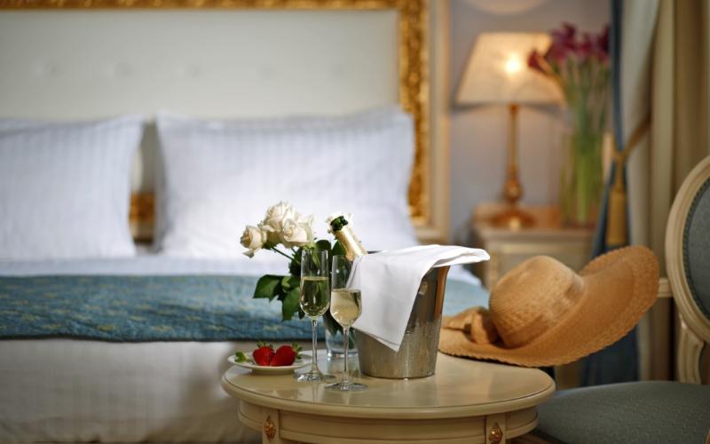 Sekt und Gläser in einem Doppelzimmer des Hotels Kvarner Palace