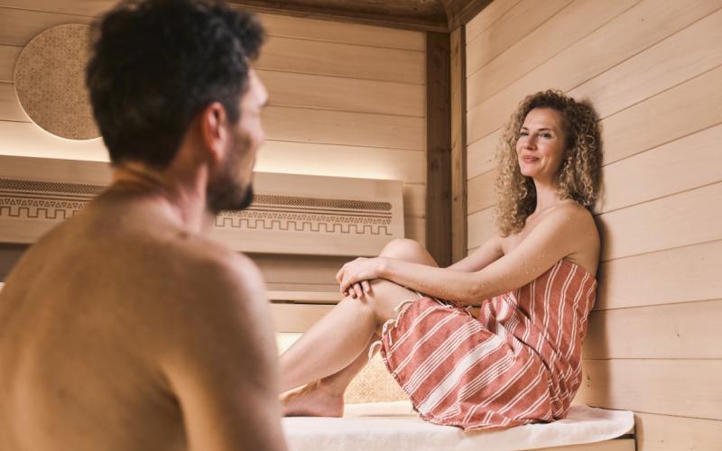 Zwei Gäste in der Sauna im EurothermenResort Bad Hall Hotel Miraverde