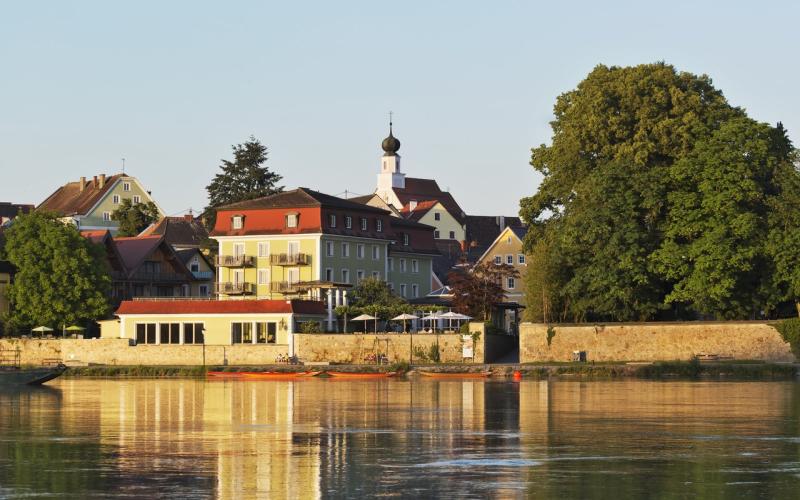 Aussenansicht des Gesundheitshotels Gugerbauer direkt am Fluss Inn