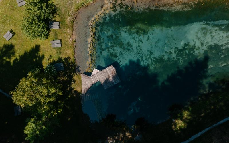Blick von oben auf den Badeteich des Hotels der daberer. das biohotel