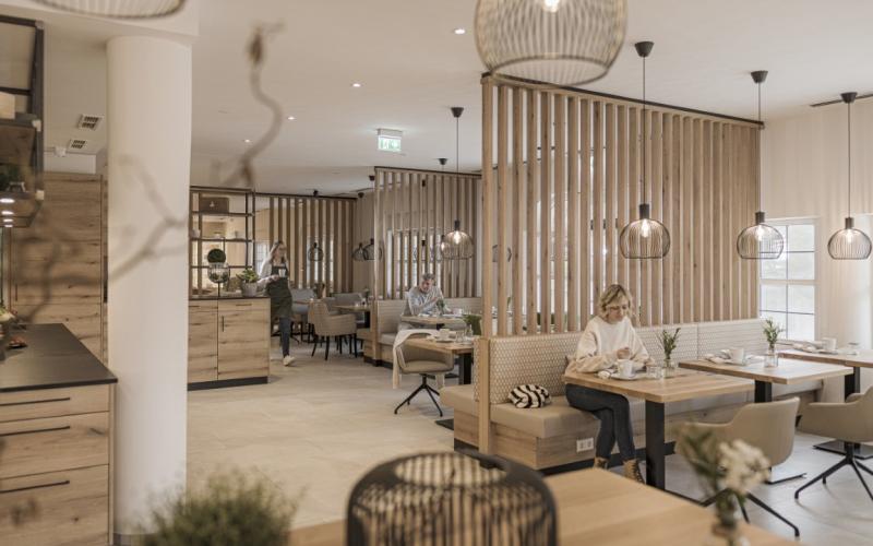 Loungebereich mit hellen Farben im MY MAYR MED Resort