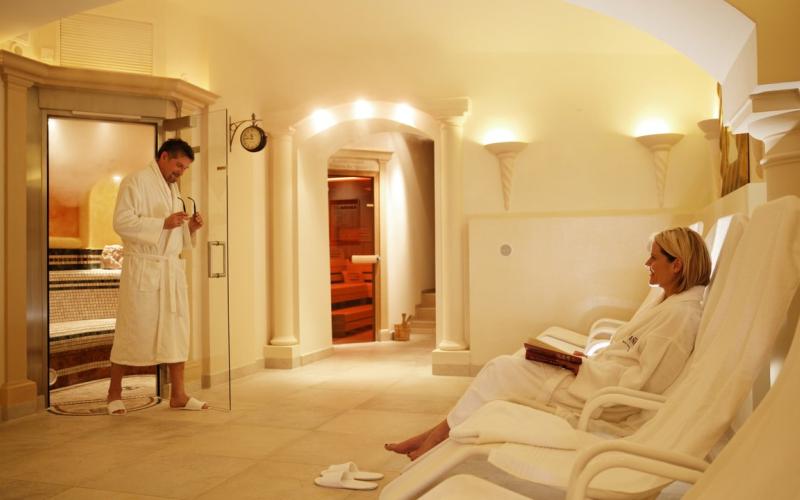 Ein Paar im Spa-Bereich des Hotels Stenitzer