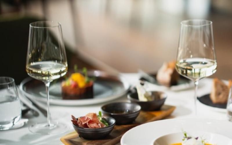 Gedeckter Tisch im Restaurant des THE RESORTs