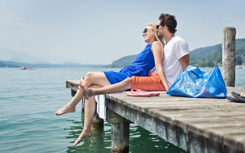 Ein Paar am Badesteg des Werzer´s Hotel Resorts Pörtschach