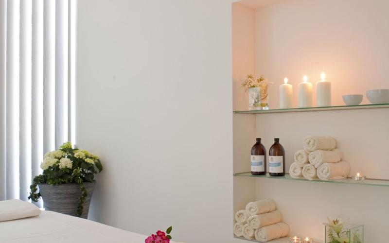 Blick auf eine Behandlungsliege in der medizinischen Abteilung im Parkhotel Igls