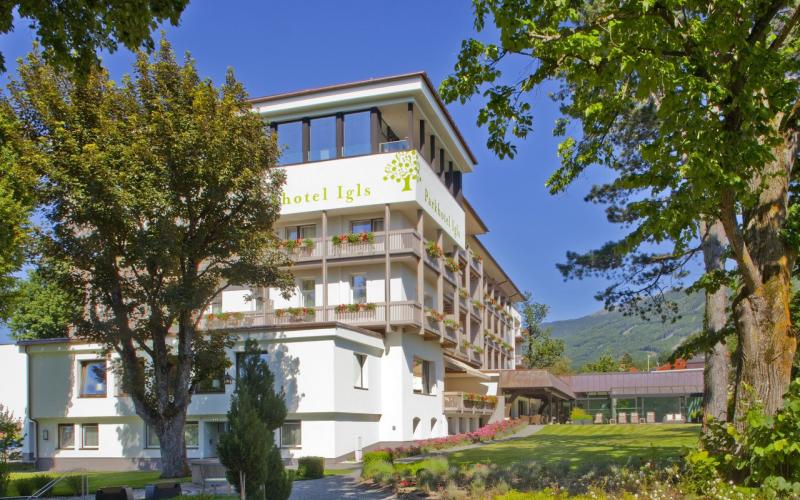 Aussenaufnahme des Parkhotels Igls im Sommer