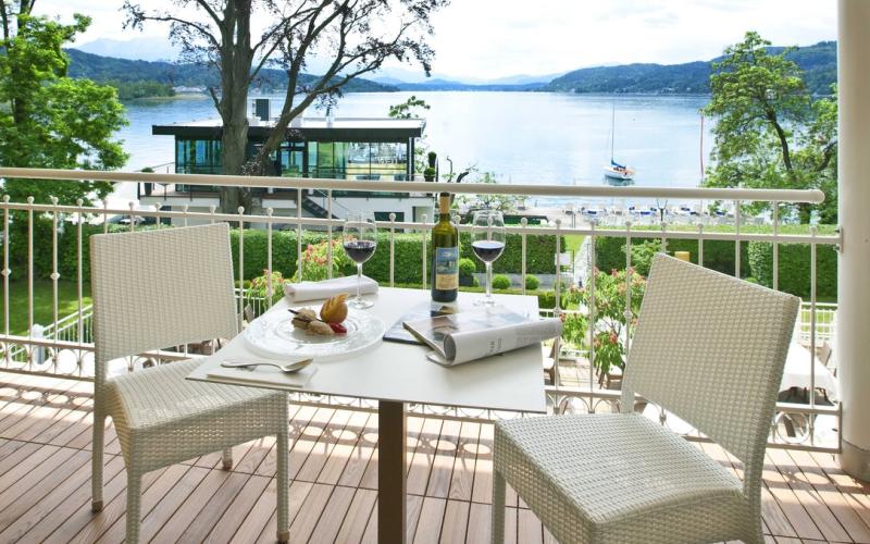 Terrasse mit Blick auf den See vom Seehotel Dr. Jilly aus